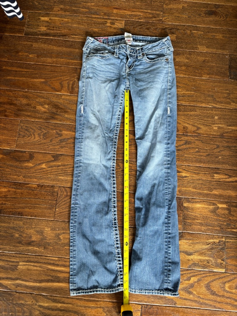 True Religion Women’s Light Wash Boot Cut Jeans with Signature Back Pockets - Picture 2 of 7